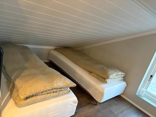 瑟伊藻克罗屈尔Brim Guesthouse, with ocean view的一间带窗户的小房间里有两张床