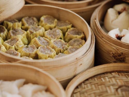 un mucchio di cesti di legno pieni di cibo di Fairmont Yangcheng Lake a Kunshan