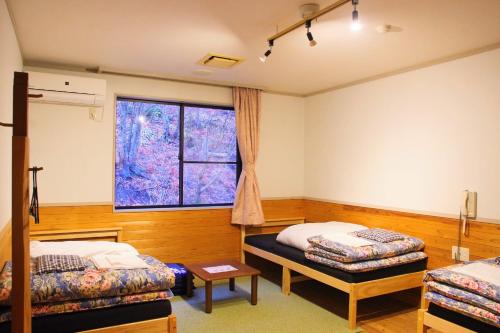 En eller flere senge i et værelse på 芦生山の家