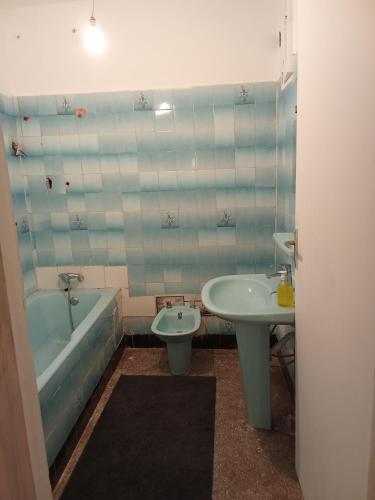 a bathroom with a sink and a toilet and a tub at Villa harhora in Temara