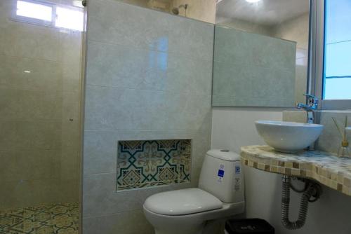 een badkamer met toilet en wastafel bij Gairaka 3 in Gaira