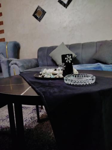 安曼طبربور的客厅里有一张桌子和一张沙发