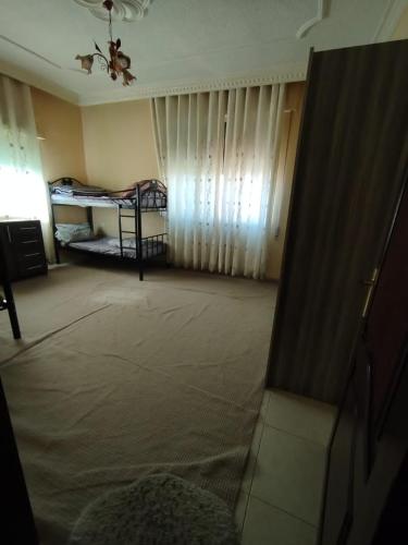 une chambre avec deux lits superposés et une fenêtre dans l'établissement طبربور, à Amman