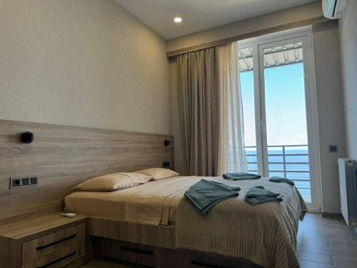 En eller flere senge i et værelse på Zura's Sea View Apartments