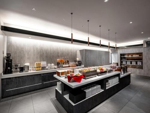 une cuisine avec une ligne de buffet dans un restaurant dans l'établissement Noku Osaka, à Osaka