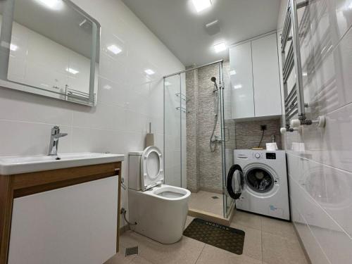 Et badeværelse på Zura's Sea View Apartments