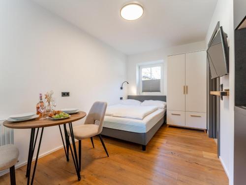 een slaapkamer met een bed en een tafel en een eetkamer bij Leni Top 2 in Dienten am Hochkönig