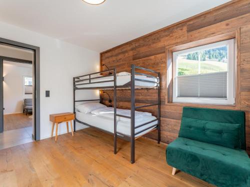 una habitación con dos literas y un sofá en Leni Top 3, en Dienten am Hochkönig