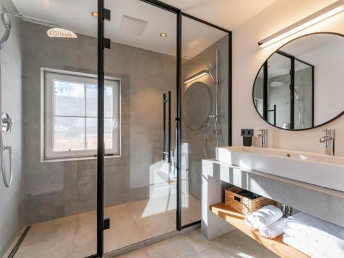 Un baño con ducha, lavabo y espejo. en Leni Top 3, en Dienten am Hochkönig