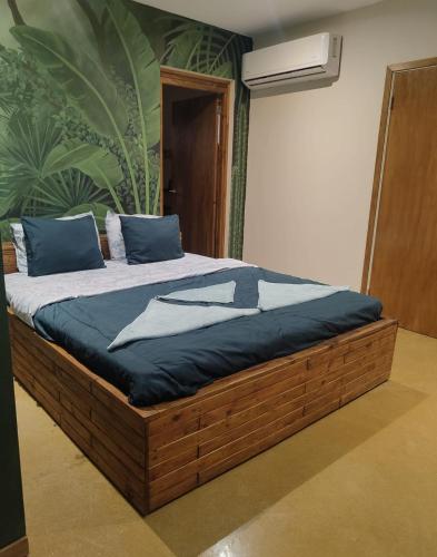 เตียงในห้องที่ The Jungle