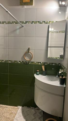 a bathroom with a sink and a mirror at Villa DAV'ANGEL in Le Lamentin