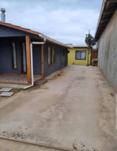 een lege parkeerplaats voor een gebouw bij Departamento Mar y Viento in Pichilemu