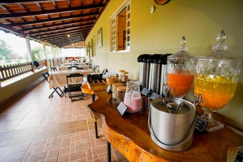 een houten tafel met twee glazen drank erop bij Pousada Horizonte da Canastra in São Roque de Minas