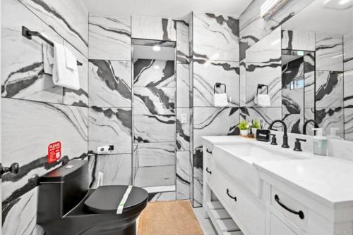 een badkamer met een zwarte en witte marmeren muur bij Mountains Views, Pool, Basketball, Relax & Play in Escondido