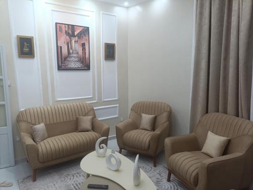 Een zitgedeelte bij Confort, propreté et tranquillité à Alger centre