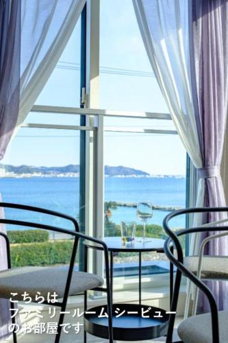 a room with a table and chairs in front of a window at Condo Stay 鎌倉 坂の下 希 - 長谷寺徒歩圏 - 海まで徒歩2分 in Kamakura