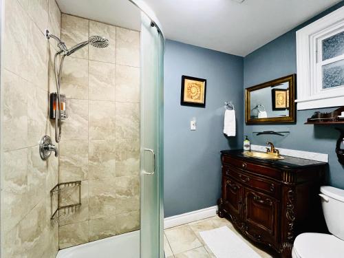 een badkamer met een douche en een wastafel bij Barkerhouse 2# unit-heart of oldtown in Niagara on the Lake