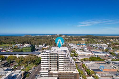 Vue aérienne d'un grand bâtiment avec un cercle bleu au sommet dans l'établissement CODA 410, à Coffs Harbour