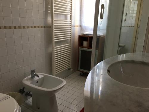 A bathroom at Aparthotel Manfrè