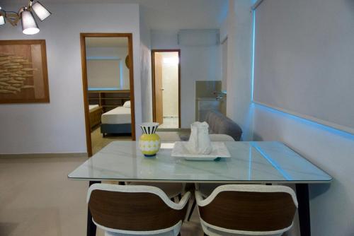 een tafel en twee stoelen met een blauw tafelblad bij Gairaka 5 in Gaira