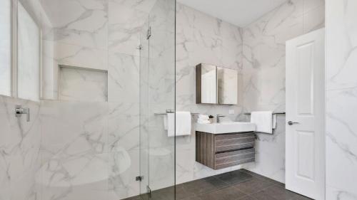 een badkamer met een douche en een wastafel bij Bella Callala in Callala Beach