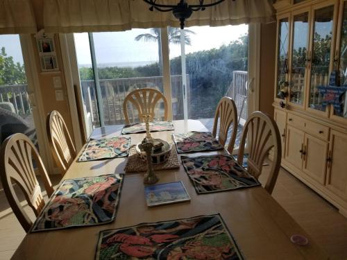 een eettafel met uitzicht op een balkon bij Oceanfront 3BR/2BA with Jacuzzi in Vero Beach in Sebastian