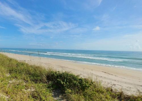 een zandstrand met de oceaan op de achtergrond bij Oceanfront 3BR/2BA with Jacuzzi in Vero Beach in Sebastian