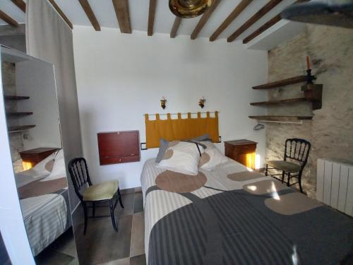 En eller flere senge i et værelse på Gîte rénové avec piscine chauffée et jardin clos, à proximité des plages et de la campagne bio. - FR-1-426-531