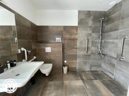 Et badeværelse på Gîte rénové avec piscine chauffée et jardin clos, à proximité des plages et de la campagne bio. - FR-1-426-531