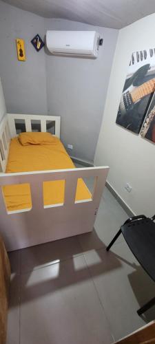 een slaapkamer met een bed met een trein erop bij Casa térrea a 1km da praia com ar condicionado in Bertioga