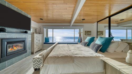 Khu vực ghế ngồi tại Oceanfront La Selva Beach Home w Fireplace Views Direct Beach Access Sand Castle by AvantStay