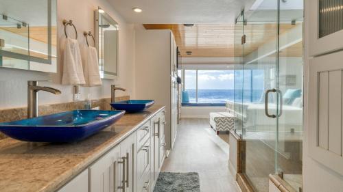 Phòng tắm tại Oceanfront La Selva Beach Home w Fireplace Views Direct Beach Access Sand Castle by AvantStay