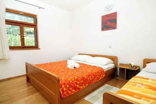 ein Schlafzimmer mit einem Bett, auf dem ein Stofftier liegt in der Unterkunft Apartments with parking space Ivan Dolac, Hvar - 592 in Ivan Dolac