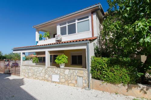 Apartments with parking space Supetar, Brac - 7631