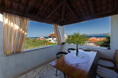 Apartments with parking space Supetar, Brac - 7631