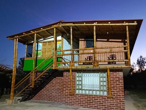 a building with a balcony on top of it at Salon de eventos cabaña el Chalet in Paipa