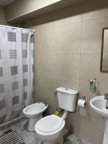 a bathroom with a toilet and a sink at LaMora Quinta privada con pileta en Olavarría - cerca de Estudiantes in Olavarría