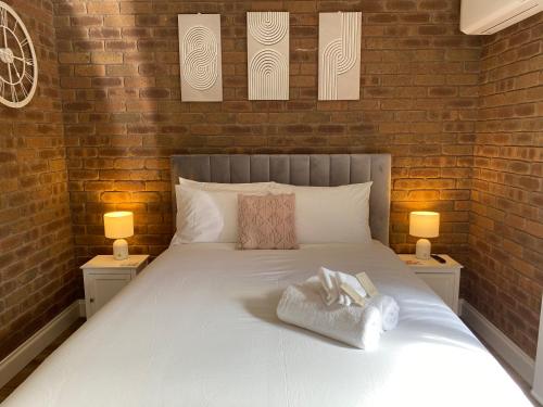 una camera da letto con un letto con due comodini e due lampade di 10 Sailz on the Murray a Yarrawonga