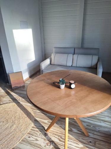 a coffee table in a living room with a couch at Novidade-Cabana Praia do Rosa in Imbituba