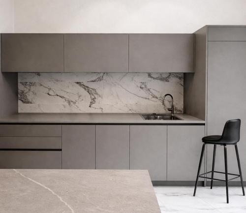 eine Küche mit einer Spüle und einem Stuhl darin in der Unterkunft Magnum Nampo Hotel in Busan