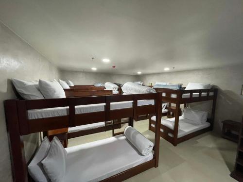 En eller flere senge i et værelse på Arpo Hotel San Juan La Union