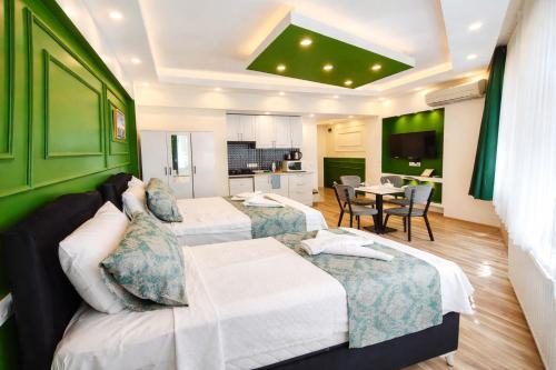een hotelkamer met 3 bedden en een keuken bij Valentina Apart Hotel in Istanbul