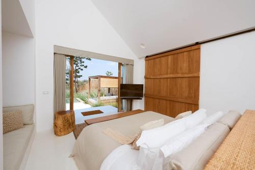 北冲Roukh Kiri Khaoyai, The Centara Collection的一间带大床和电视的卧室