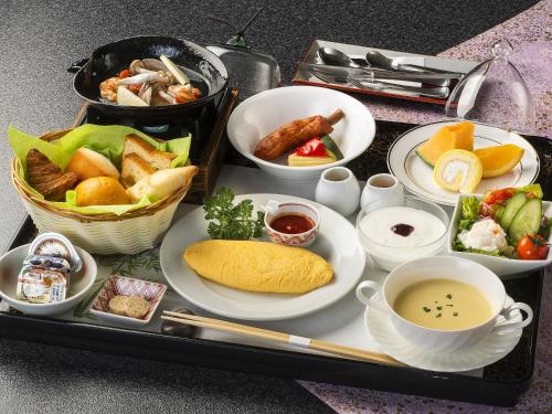 ein Tablett mit verschiedenen Lebensmitteln auf einem Tisch in der Unterkunft Shimoda Central Hotel in Shimoda