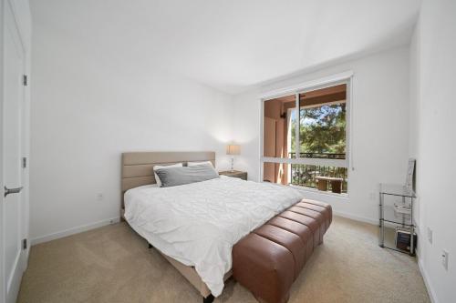 En eller flere senge i et værelse på Elegant New 2BR Luxury Home in Irvine