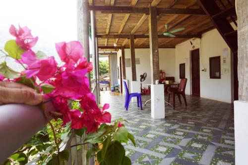 En restaurant eller et andet spisested på Nhà nghỉ Quang Hưng