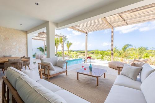 Bazén v ubytování The Reef - Blue Bay Golf & Beach Resort nebo v jeho okolí