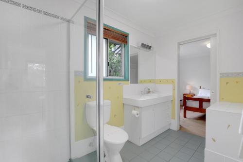 un bagno con wc, lavandino e doccia di Myralla a Point Lookout