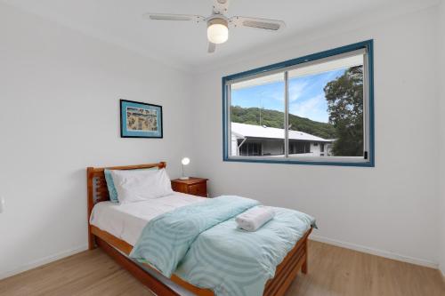 una camera da letto con un letto e una finestra di Myralla a Point Lookout