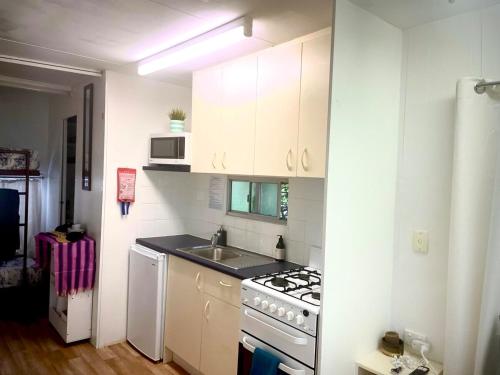 Køkken eller tekøkken på Samford Village One Bed Cabin